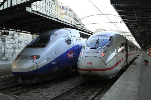 Zwei Züge nebeneinander in einem Bahnhof